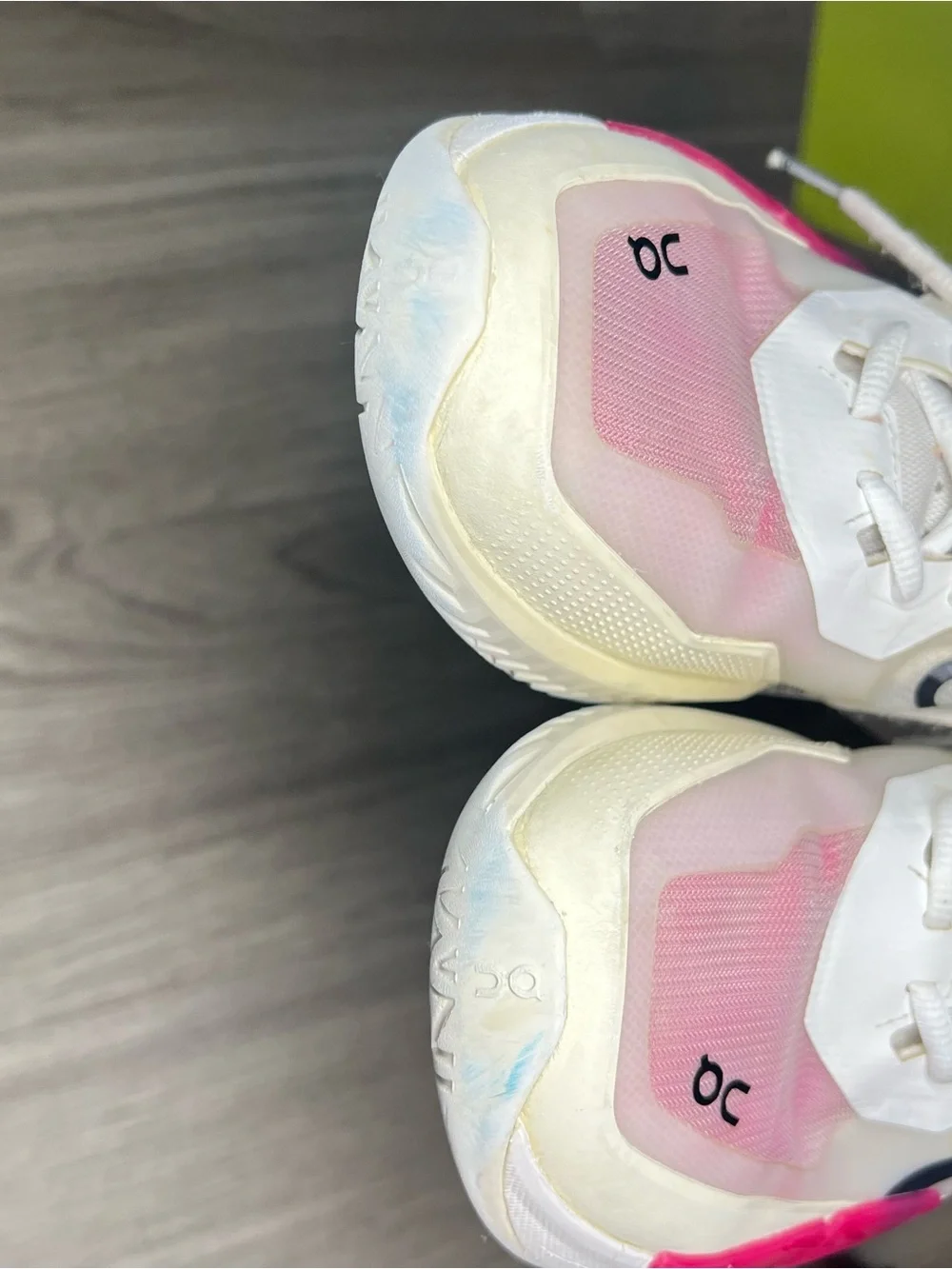 On Brand The Roger Pro 2 Federer White/Pink OC Sneakers Women's Sz 9 *Tiny Flaws